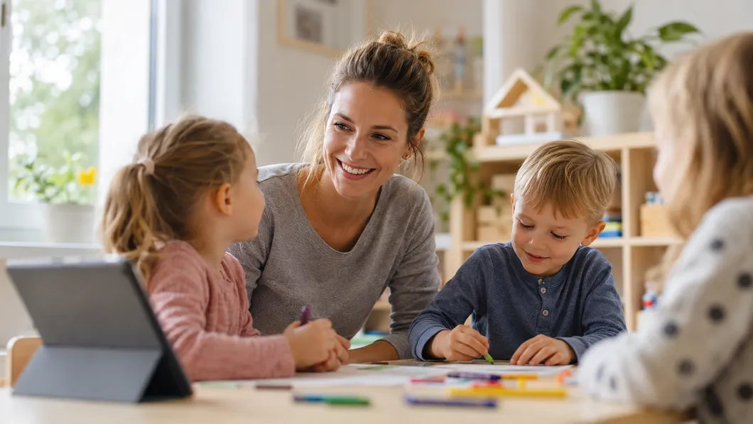 Erzieherin im Kindergarten zeigt ihr digitales Gesundheitszeugnis auf dem Smartphone