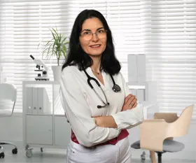 Porträt von Dr. med. Milena Robinzonov, Fachärztin für Arbeitsmedizin